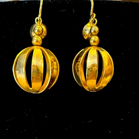 Vtg 1960's Sarah Coventry Clip On Dangle Earrings Gold Tone Open Sphere Ball - Picture 1 of 7